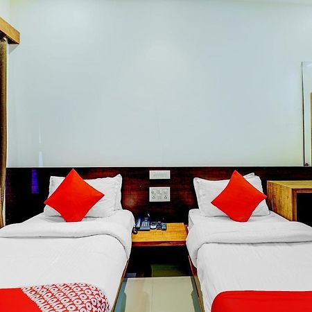 Oyo 77491 Hotel Shreenath Valsad Bagian luar foto