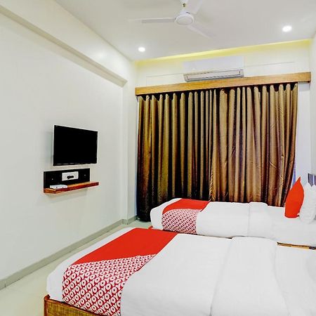Oyo 77491 Hotel Shreenath Valsad Bagian luar foto