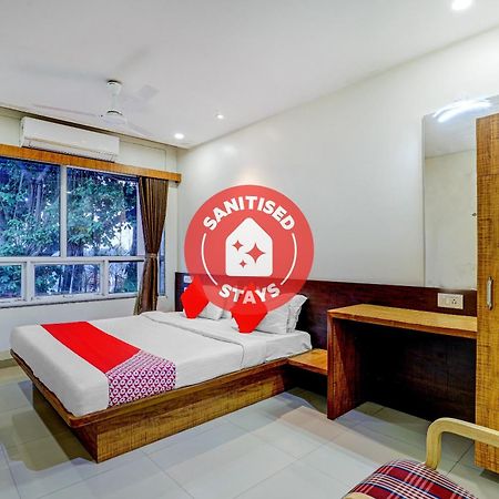 Oyo 77491 Hotel Shreenath Valsad Bagian luar foto