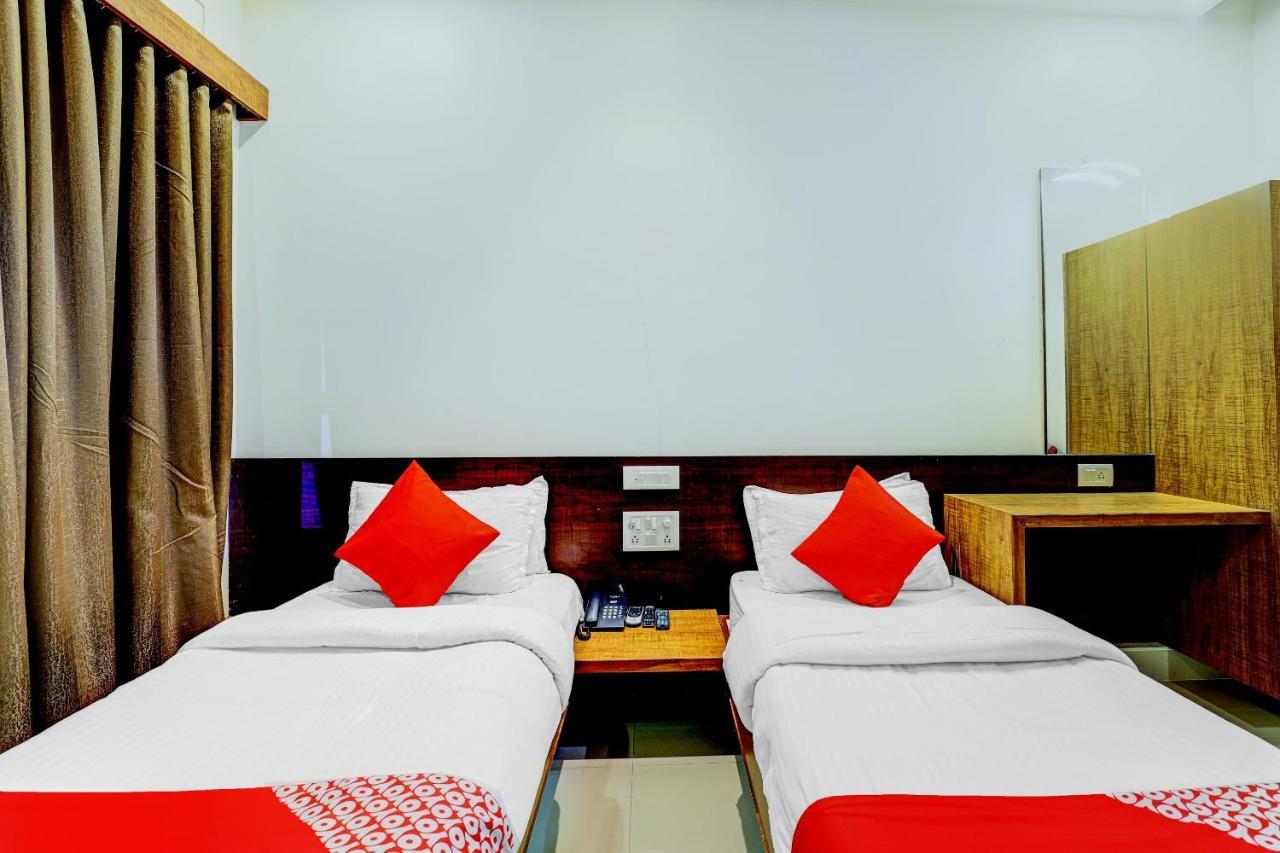 Oyo 77491 Hotel Shreenath Valsad Bagian luar foto