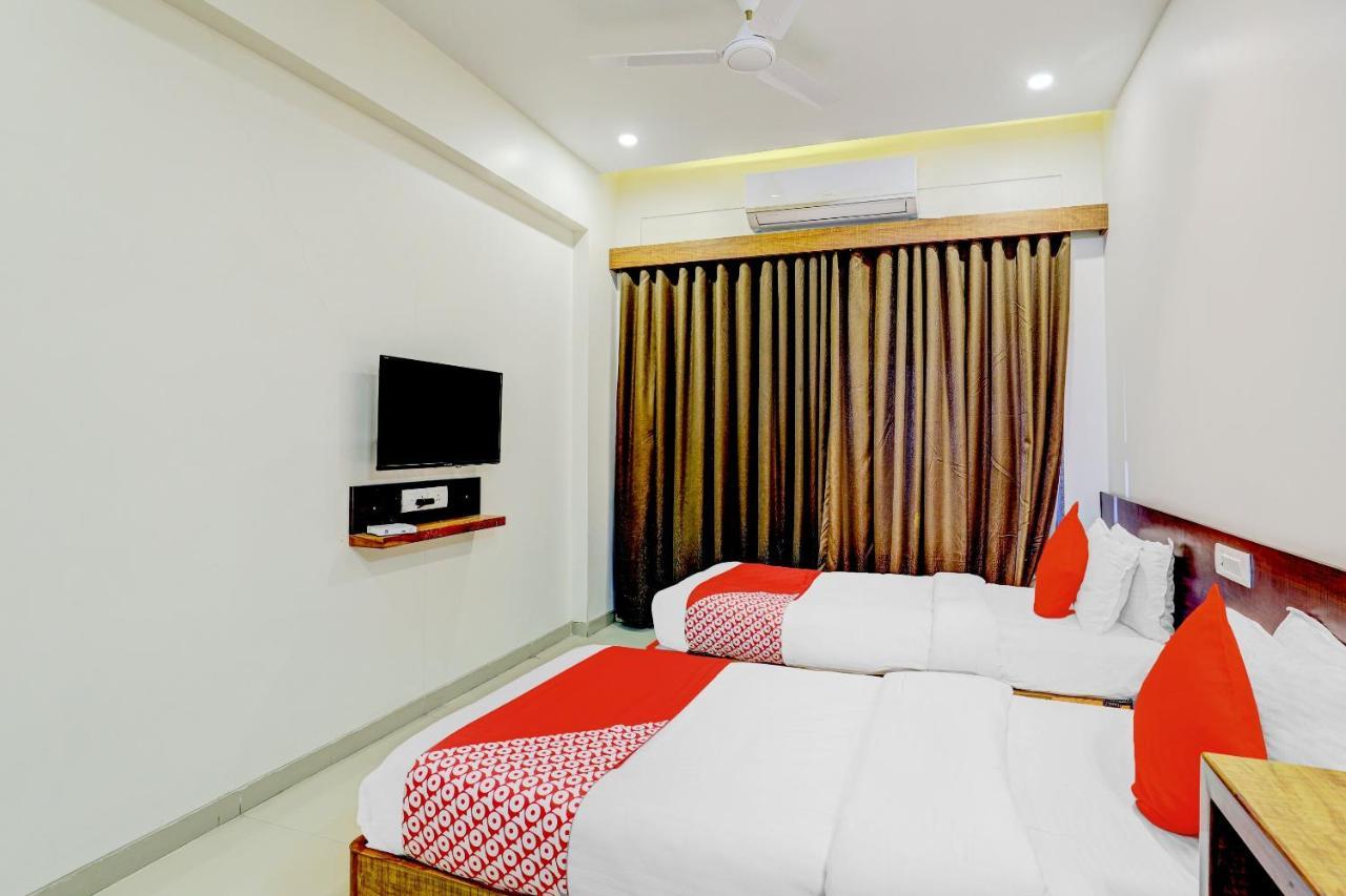 Oyo 77491 Hotel Shreenath Valsad Bagian luar foto