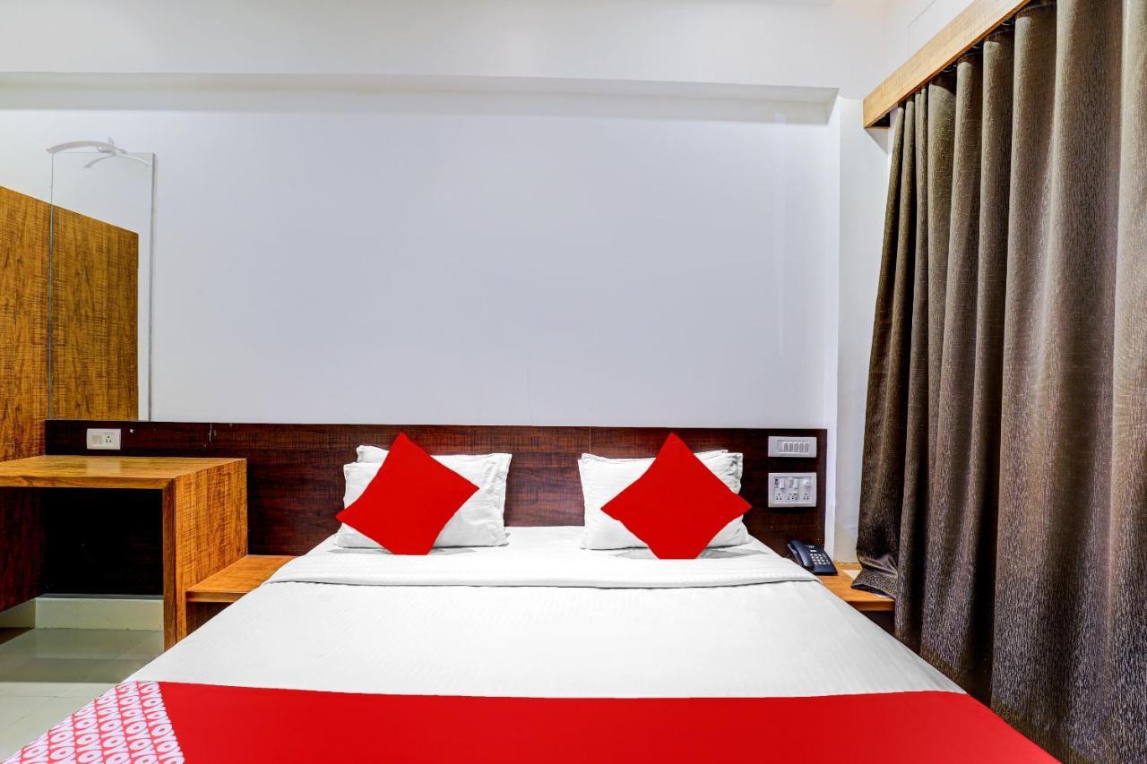 Oyo 77491 Hotel Shreenath Valsad Bagian luar foto