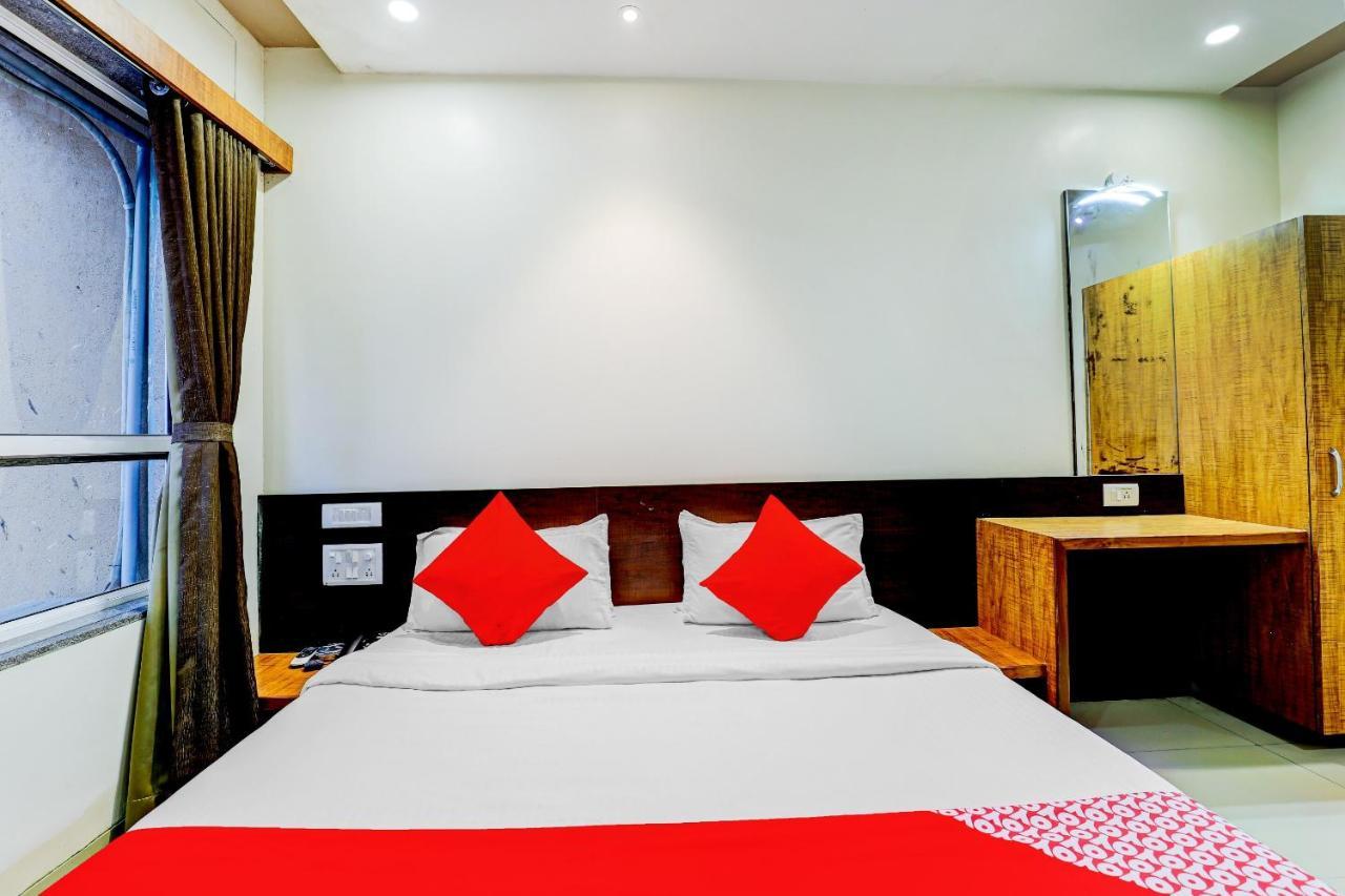 Oyo 77491 Hotel Shreenath Valsad Bagian luar foto