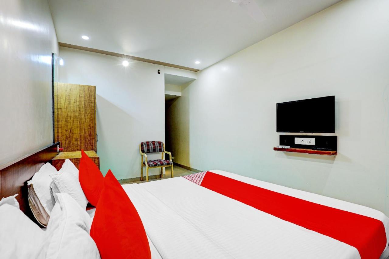 Oyo 77491 Hotel Shreenath Valsad Bagian luar foto