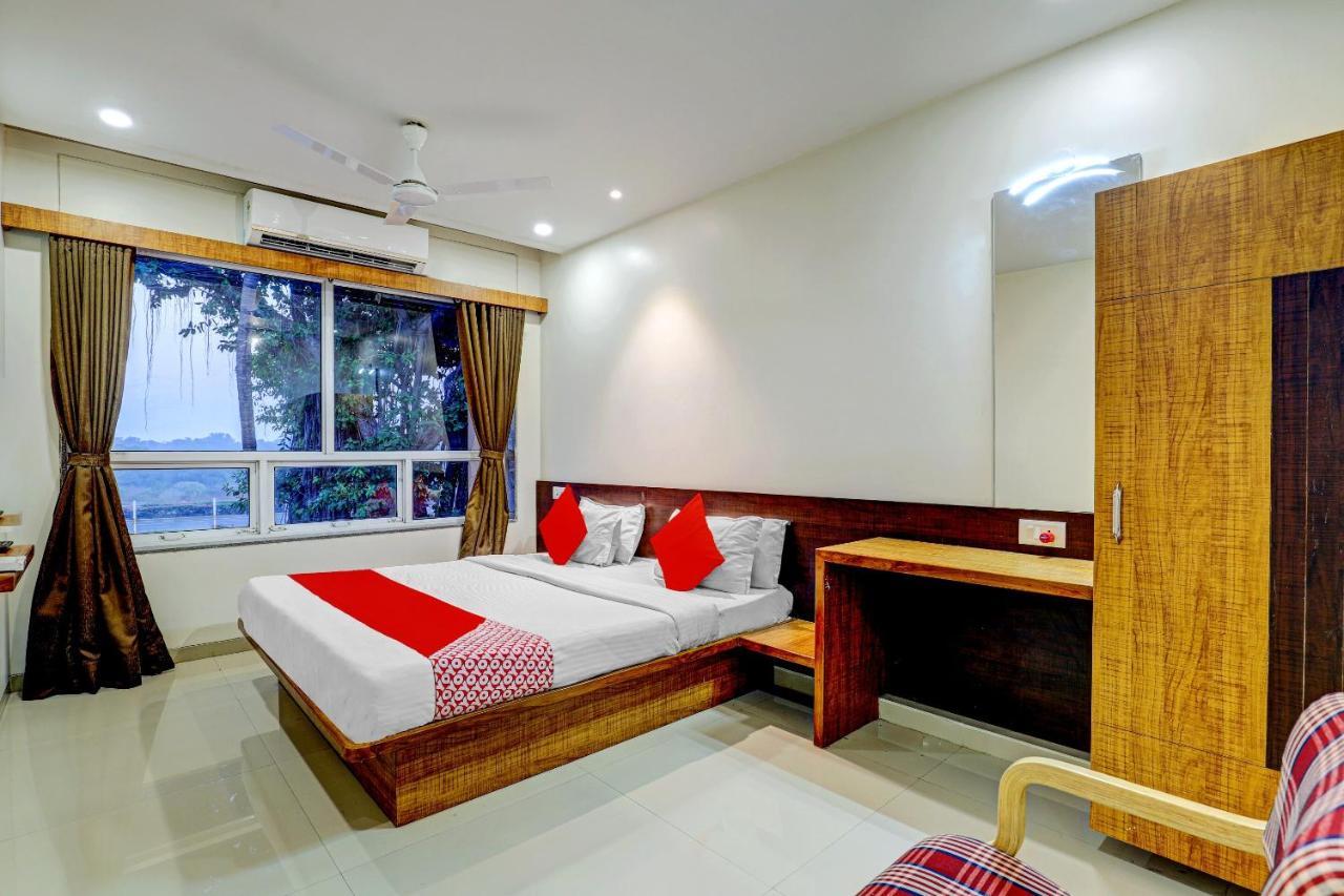 Oyo 77491 Hotel Shreenath Valsad Bagian luar foto