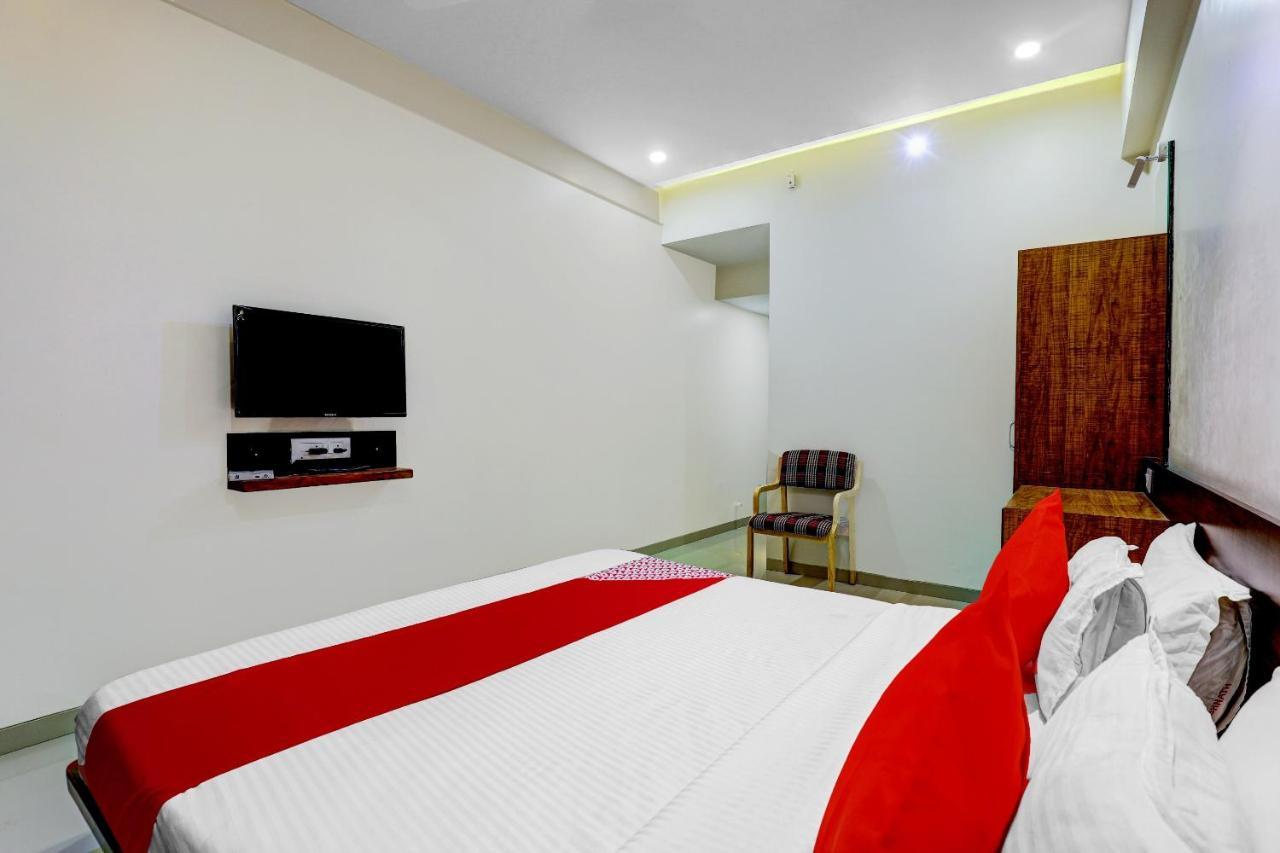 Oyo 77491 Hotel Shreenath Valsad Bagian luar foto