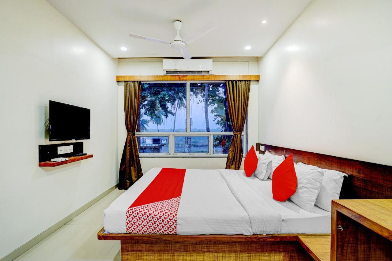Oyo 77491 Hotel Shreenath Valsad Bagian luar foto