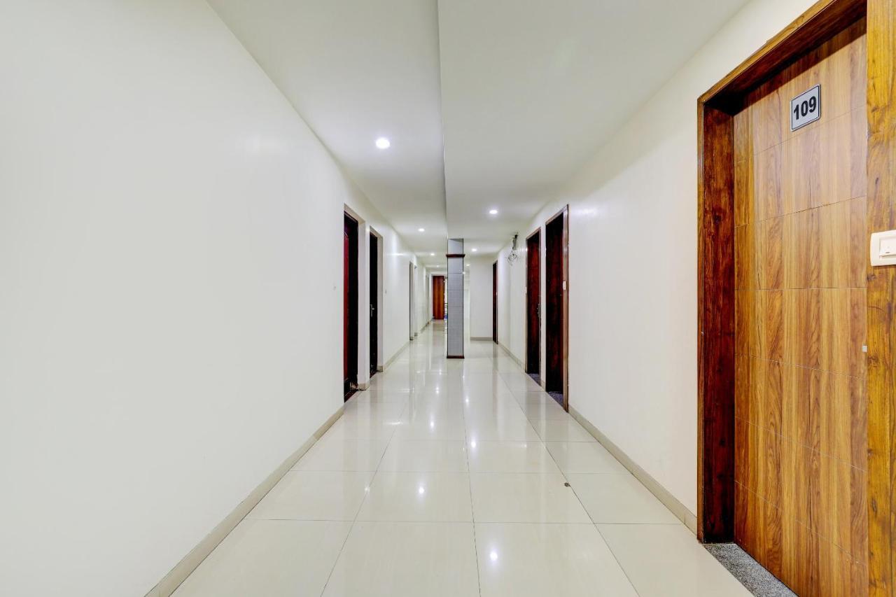 Oyo 77491 Hotel Shreenath Valsad Bagian luar foto