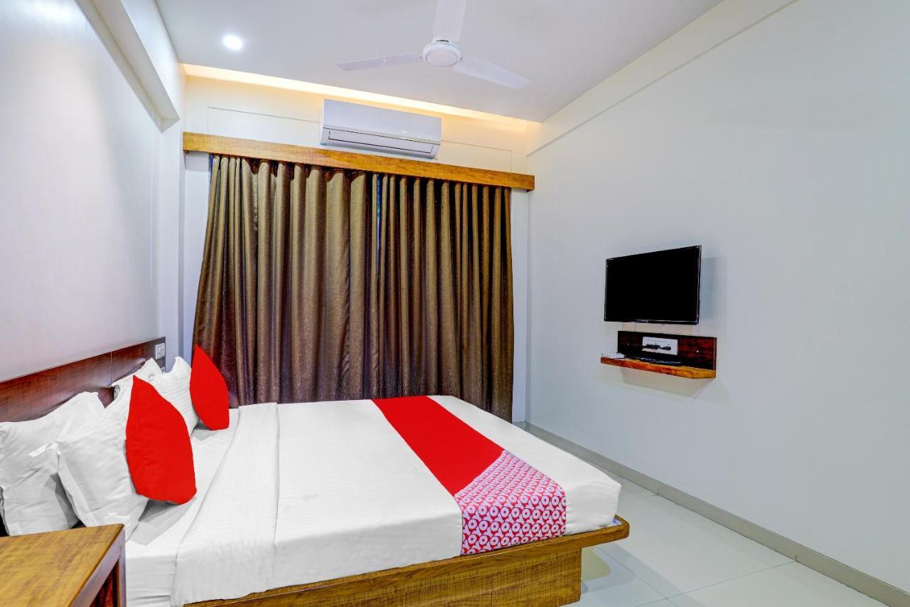 Oyo 77491 Hotel Shreenath Valsad Bagian luar foto