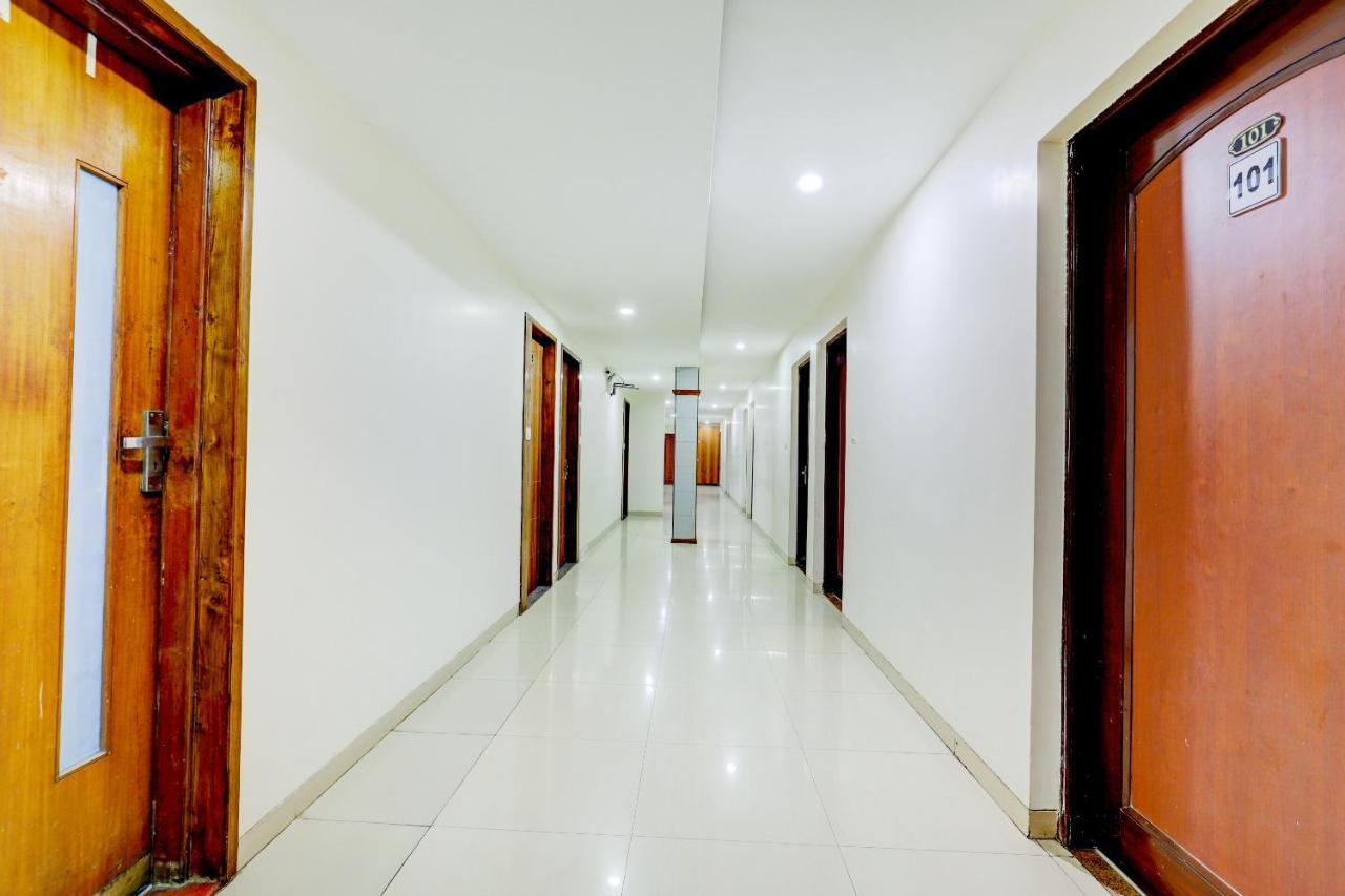 Oyo 77491 Hotel Shreenath Valsad Bagian luar foto